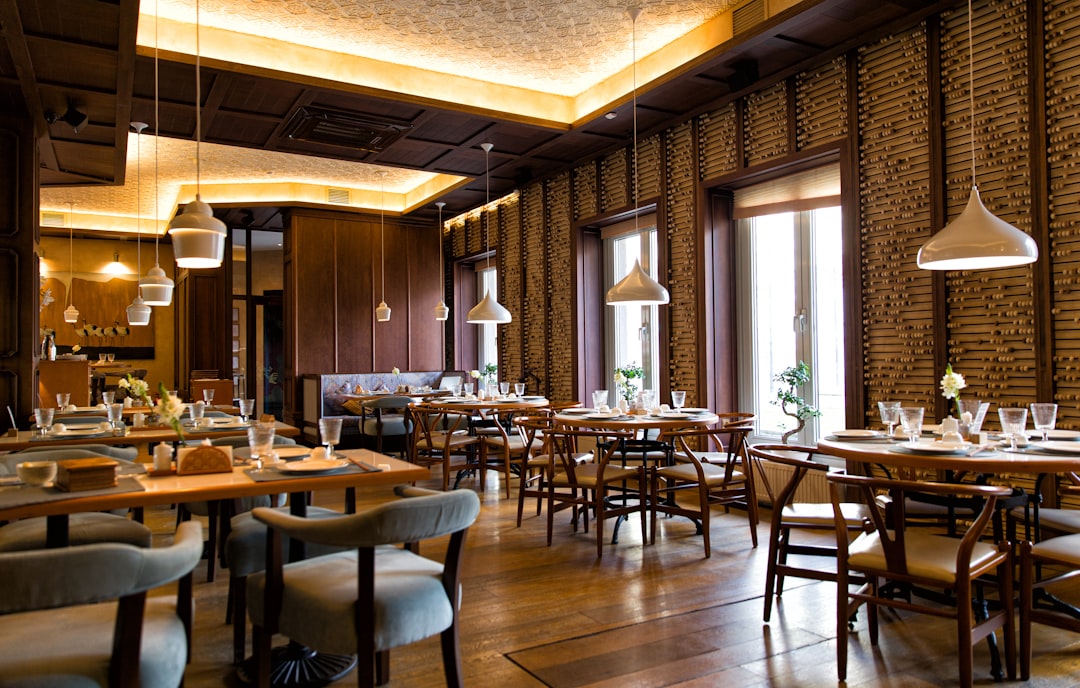 Intérieur chaleureux d’une salle de restaurant contemporaine