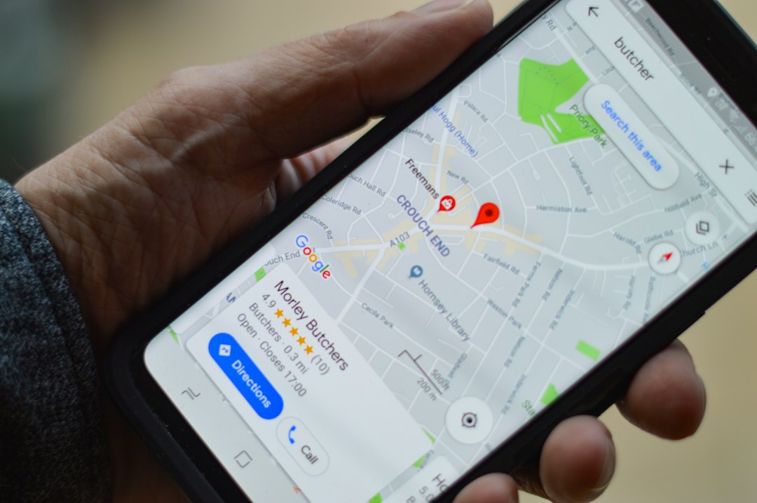 Smartphone affichant une carte et une localisation, pour illustrer le référencement local.
